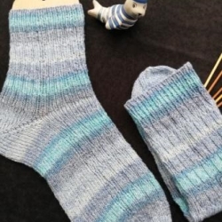 Socken Gr. 40/41 hangestrickt Farbverlauf blau Muster Socken Gr. 40/41 hangestrickt Farbverlauf blau Muster