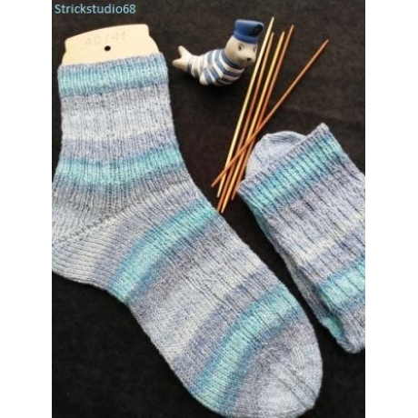 Socken Gr. 40/41 hangestrickt Farbverlauf blau Muster