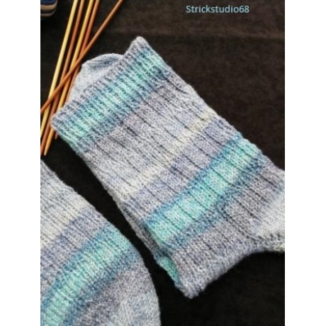 Socken Gr. 40/41 hangestrickt Farbverlauf blau Muster