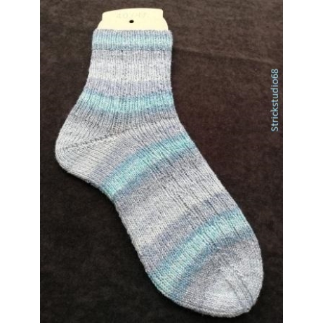 Socken Gr. 40/41 hangestrickt Farbverlauf blau Muster