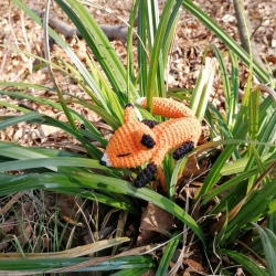 Gehäkelter schlafender Fuchs, Kuscheltier, Geschenk, Deko