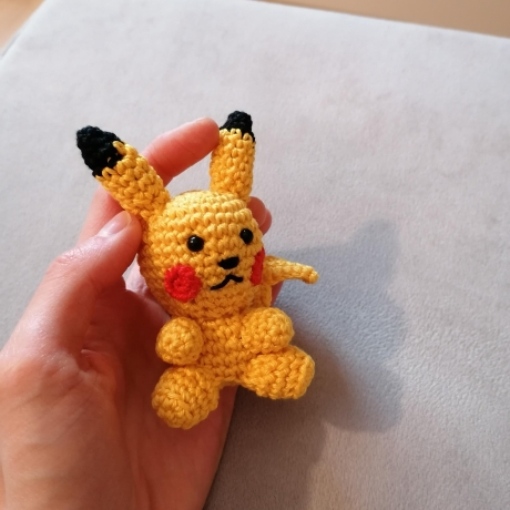 Pokemon Plüschtier Pikachu gehäkelt als Geschenk/Fanartikel