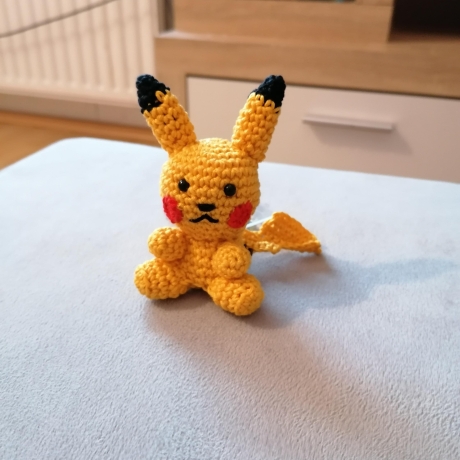 Pokemon Plüschtier Pikachu gehäkelt als Geschenk/Fanartikel