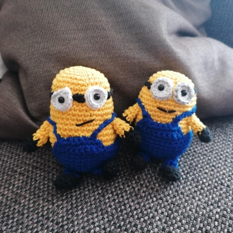 Minion gehäkelt als Plüschtier und Spielzeug als Geschenk