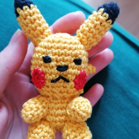 Pokemon Plüschtier Pikachu gehäkelt als Geschenk/Fanartikel