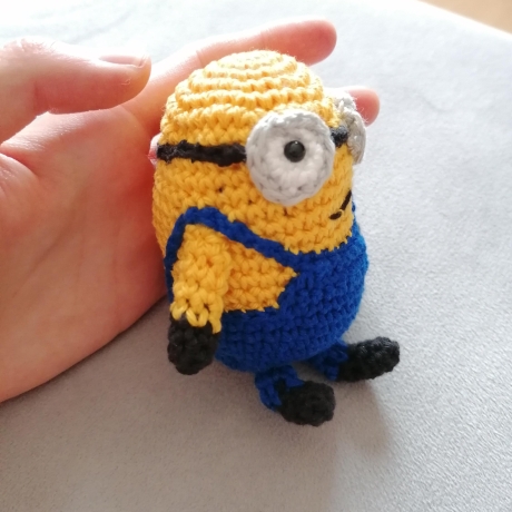 Minion gehäkelt als Plüschtier und Spielzeug als Geschenk