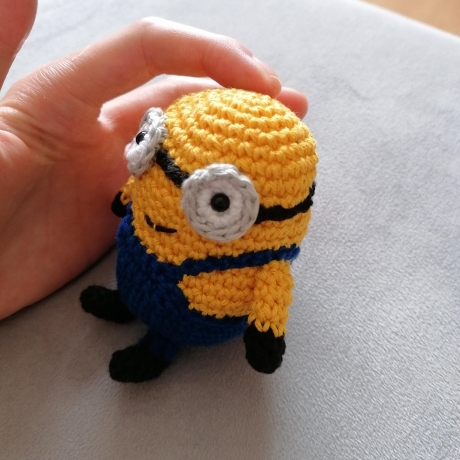 Minion gehäkelt als Plüschtier und Spielzeug als Geschenk