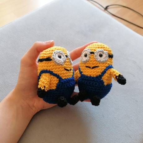 Minion gehäkelt als Plüschtier und Spielzeug als Geschenk