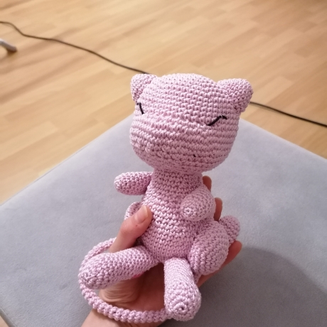 Pokemon Plüschtier Mew gehäkelt, Spielzeug, Fanartikel