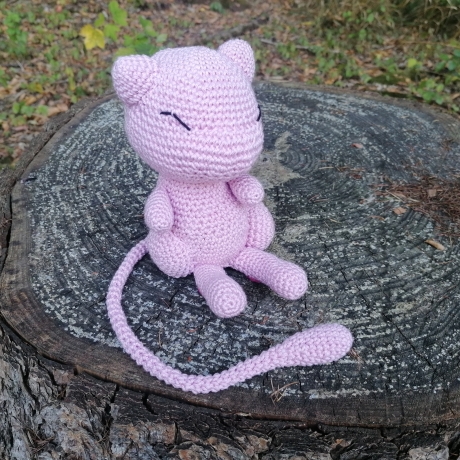 Pokemon Plüschtier Mew gehäkelt, Spielzeug, Fanartikel