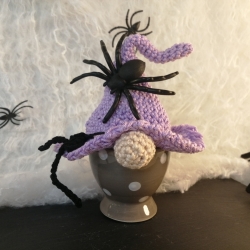 Eierwärmer gehäkelt, Hexenhut lila mit Spinne
