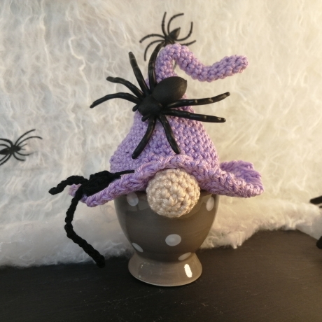 Eierwärmer gehäkelt, Hexenhut lila mit Spinne