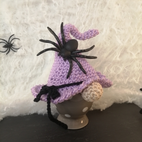 Eierwärmer gehäkelt, Hexenhut lila mit Spinne