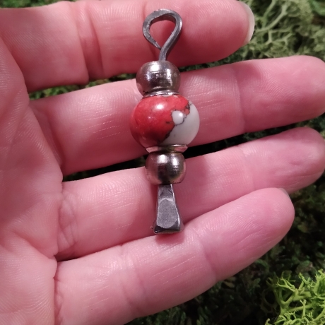 Hufnagel Anhänger Glücksbringer marmorierte Großlochperle rot/wei