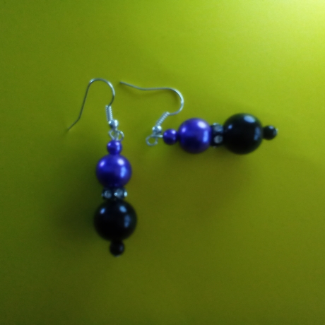 Ohrringe in schwarz mit lila