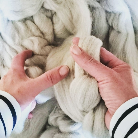Katzenbett Korb aus Schafwolle gestrickt gefilzt Greige