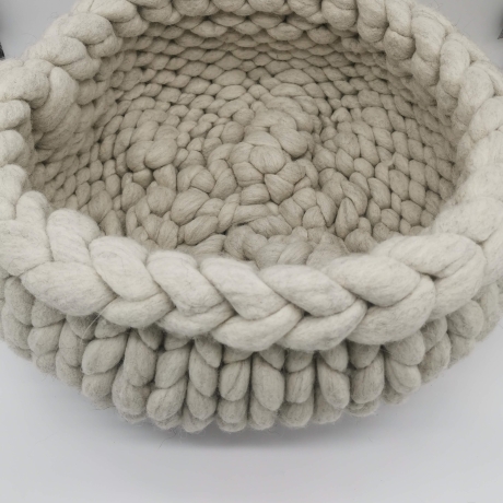 Katzenbett Korb aus Schafwolle gestrickt gefilzt Greige