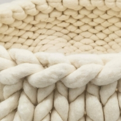 Katzenbett Korb aus Schafwolle gestrickt gefilzt Wollweiß