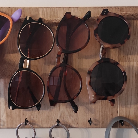 Sonnenbrillenhalter aus Holz, personalisierter Schlüsselhalter