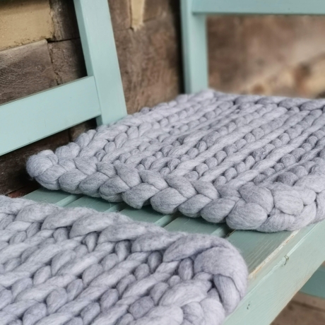 Sitzkissen Chunky  Kissen Wolle handgefilzt gestrickt hellgrau