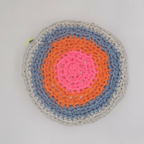Rundes Dekokissen Textilgarn gehäkelt Grau Blau Pink Orange