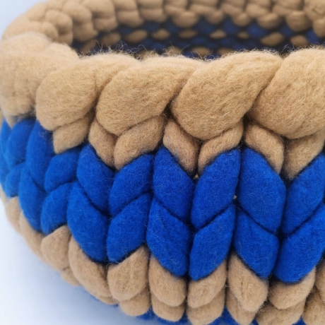 Katzenbett Korb aus Schafwolle Ocker Blau