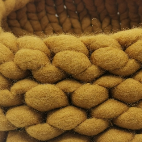 Katzenbett Korb aus Schafwolle Curry Einzelstück