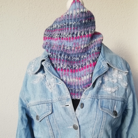 Schlauchschal mit 2 farbigen Patentmuster/ gestrickt / blau-bunt