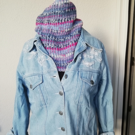 Schlauchschal mit 2 farbigen Patentmuster/ gestrickt / blau-bunt