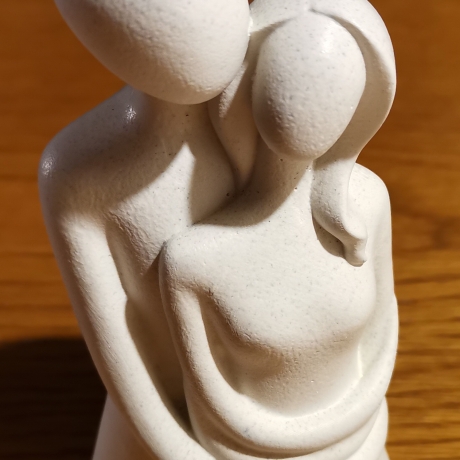 Platte mit Figur, Herz und Kerze
