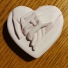 Platte mit Figur, Herz und Kerze