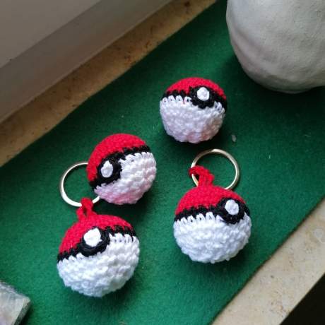 Gehäkelter Pokeball als Anhänger/Schlüsselanhänger für dieSchule 