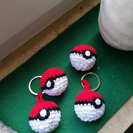 Gehäkelter Pokeball als Anhänger/Schlüsselanhänger für dieSchule 