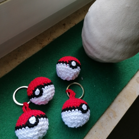 Gehäkelter Pokeball als Anhänger/Schlüsselanhänger für dieSchule 