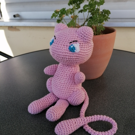 Pokemon Plüschtier Mew gehäkelt, Spielzeug, Fanartikel