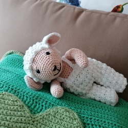 Plüschtier Schaf gehäkelt als Kuscheltier für Geburtstag und Co 