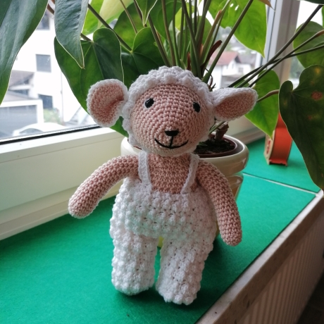 Plüschtier Schaf gehäkelt als Kuscheltier für Geburtstag und Co 