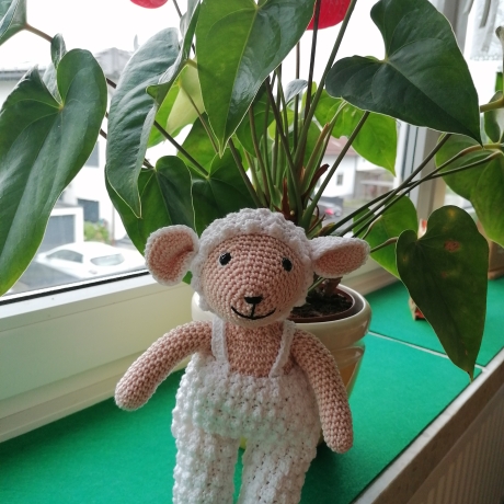 Plüschtier Schaf gehäkelt als Kuscheltier für Geburtstag und Co 