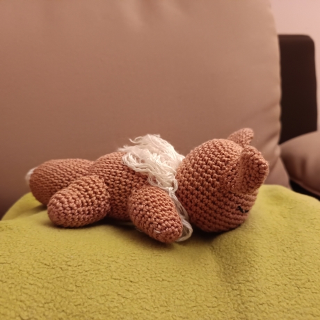 Schlafendes Pokemon Evoli gehäkelt als Kuscheltier und Spielzeug 