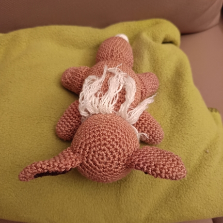 Schlafendes Pokemon Evoli gehäkelt als Kuscheltier und Spielzeug 