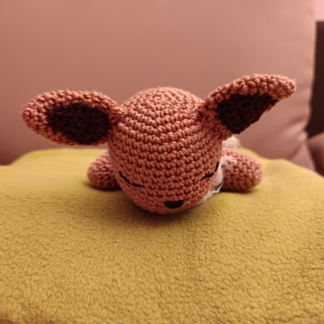 Schlafendes Pokemon Evoli gehäkelt als Kuscheltier und Spielzeug 