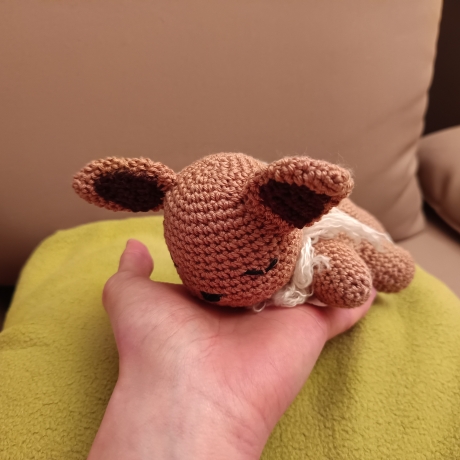 Schlafendes Pokemon Evoli gehäkelt als Kuscheltier und Spielzeug 