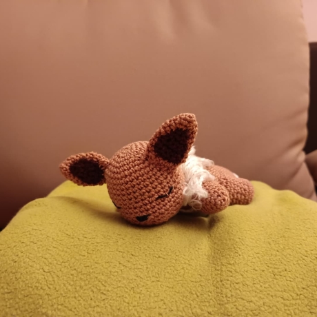 Schlafendes Pokemon Evoli gehäkelt als Kuscheltier und Spielzeug 