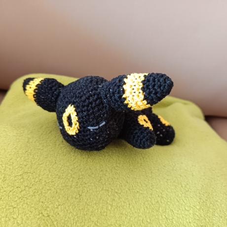 Schlafendes Pokemon Nachtara gehäkelt als Kuscheltier und Spiel 