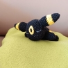 Schlafendes Pokemon Nachtara gehäkelt als Kuscheltier und Spiel 
