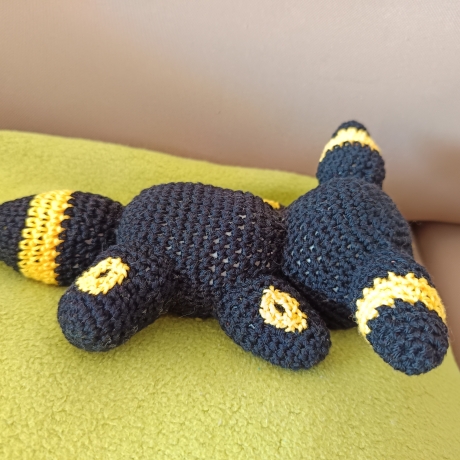 Schlafendes Pokemon Nachtara gehäkelt als Kuscheltier und Spiel 