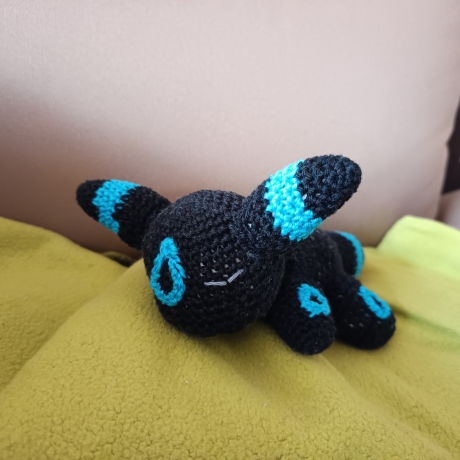 Schlafendes Pokemon Nachtara gehäkelt als Kuscheltier und Spiel 