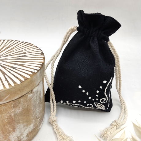 handbesticktes Taschenset aus Leinen