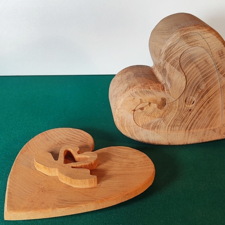Holzschale in Herzform mit Deckel, Schwäne in Love-Motiv
