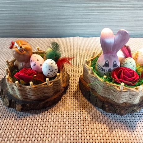 Süße Osterdeko auf Baumscheiben